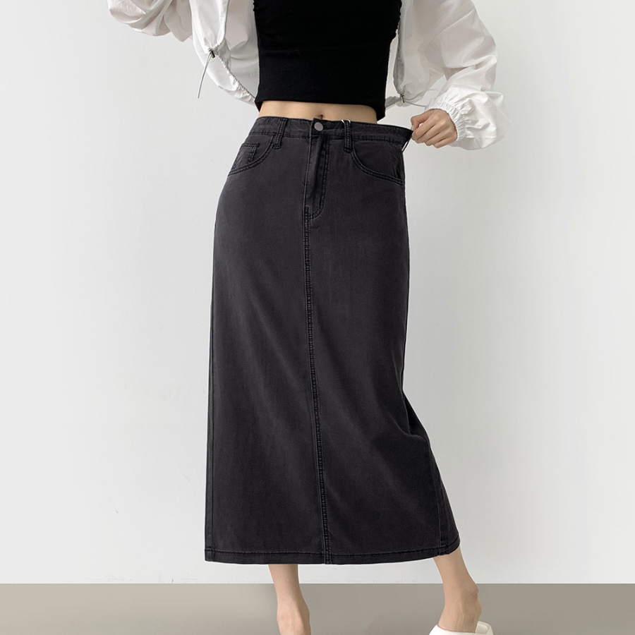 Летняя джинсовая юбка H-силуэта из тенсела с разрезом сзади и стрейчем по всей длине