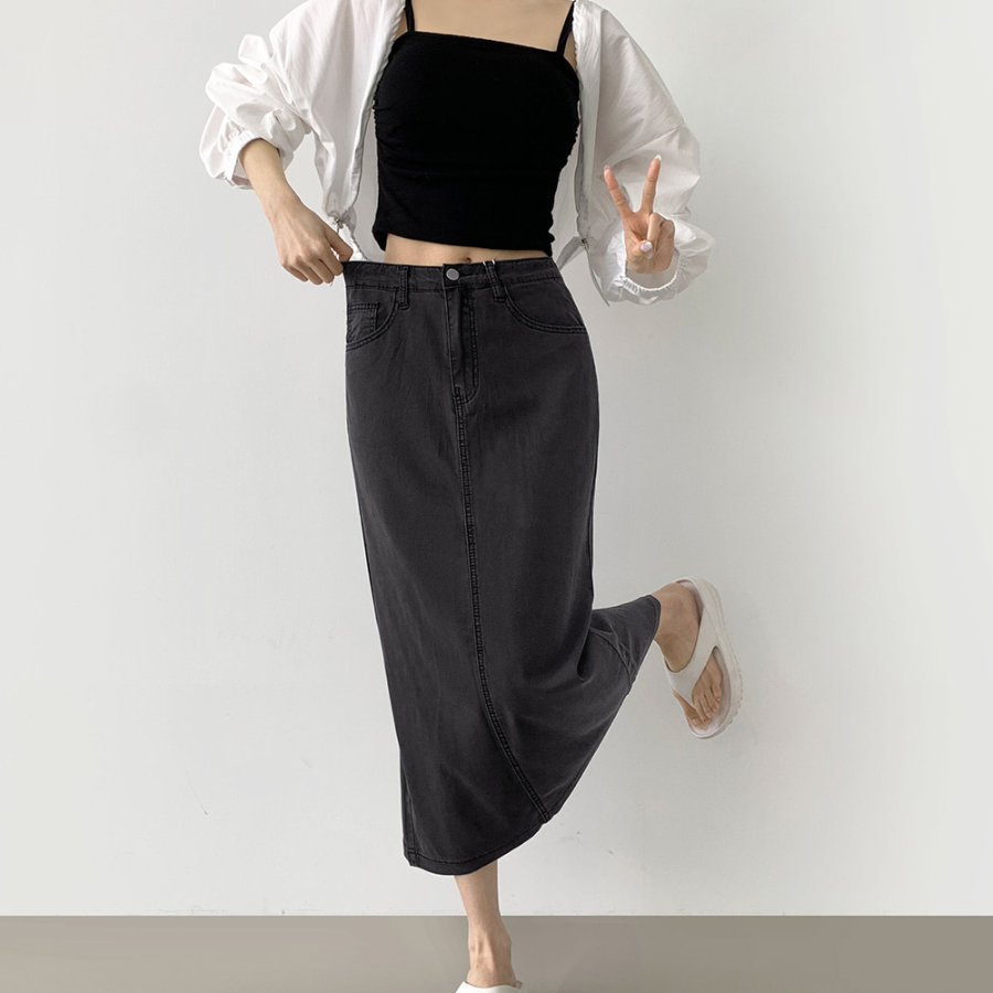 Летняя джинсовая юбка H-силуэта из тенсела с разрезом сзади и стрейчем по всей длине