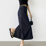 Летняя охлаждающая джинсовая юбка H-силуэта с разрезом сзади и эффектом "non-fade"