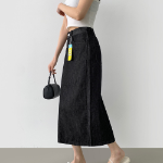 Летняя охлаждающая джинсовая юбка H-силуэта с разрезом сзади и эффектом "non-fade"