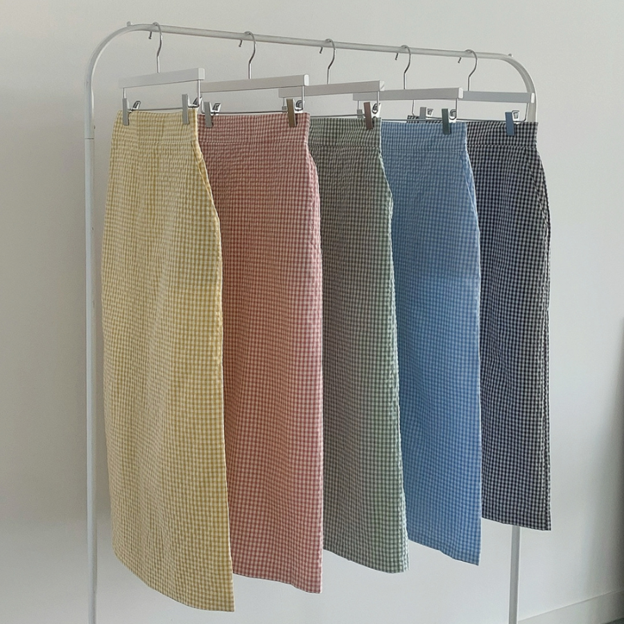 Длинная хлопковая юбка в клетку H-силуэта с разрезом и эластичной вставкой сзади