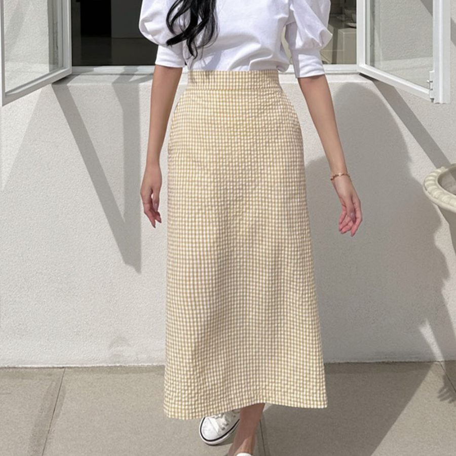 Длинная хлопковая юбка в клетку H-силуэта с разрезом и эластичной вставкой сзади
