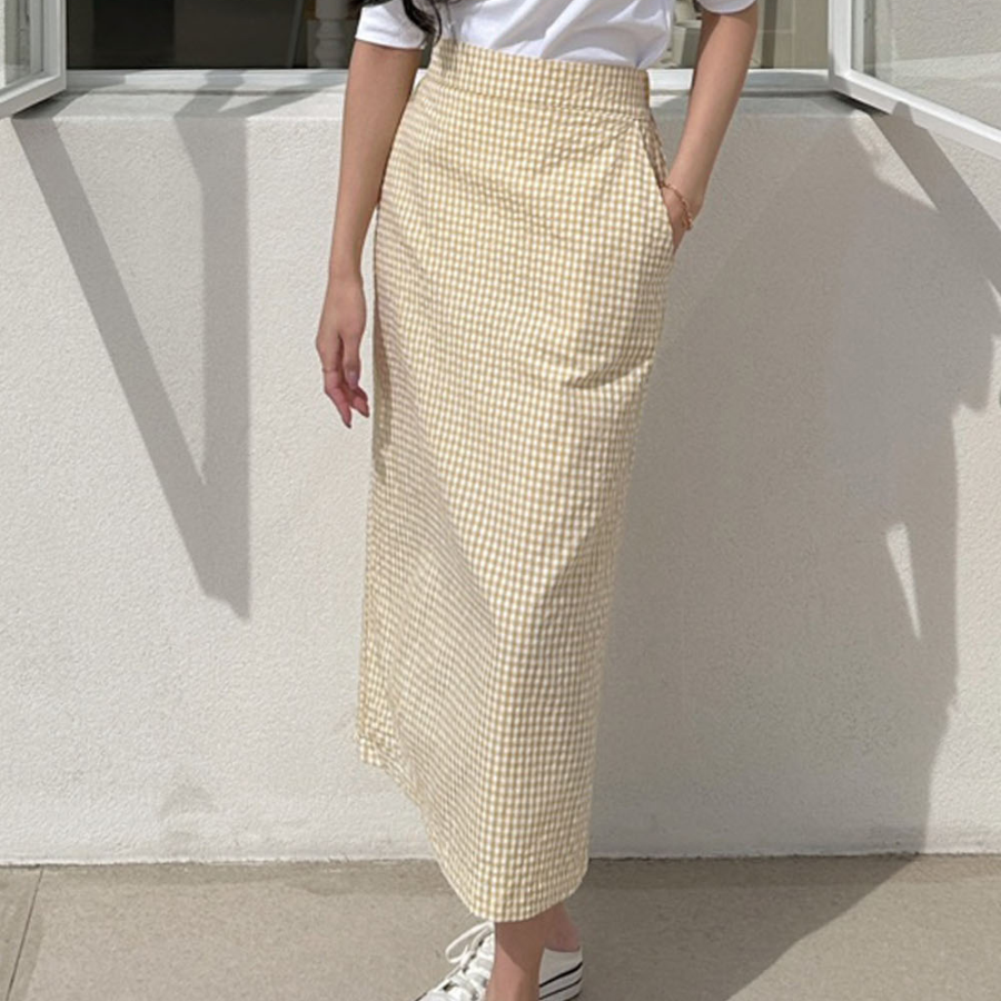 Длинная хлопковая юбка в клетку H-силуэта с разрезом и эластичной вставкой сзади