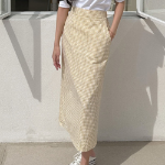 Длинная хлопковая юбка в клетку H-силуэта с разрезом и эластичной вставкой сзади