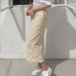 Длинная хлопковая юбка в клетку H-силуэта с разрезом и эластичной вставкой сзади