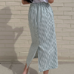 Длинная хлопковая юбка в клетку H-силуэта с разрезом и эластичной вставкой сзади