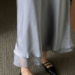 Длинная атласная юбка с полупрозрачным верхним слоем и эластичным поясом