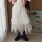 Длинная юбка с высокой талией, асимметричным кружевом и пышным силуэтом