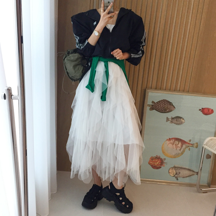 Длинная юбка с высокой талией, асимметричным кружевом и пышным силуэтом