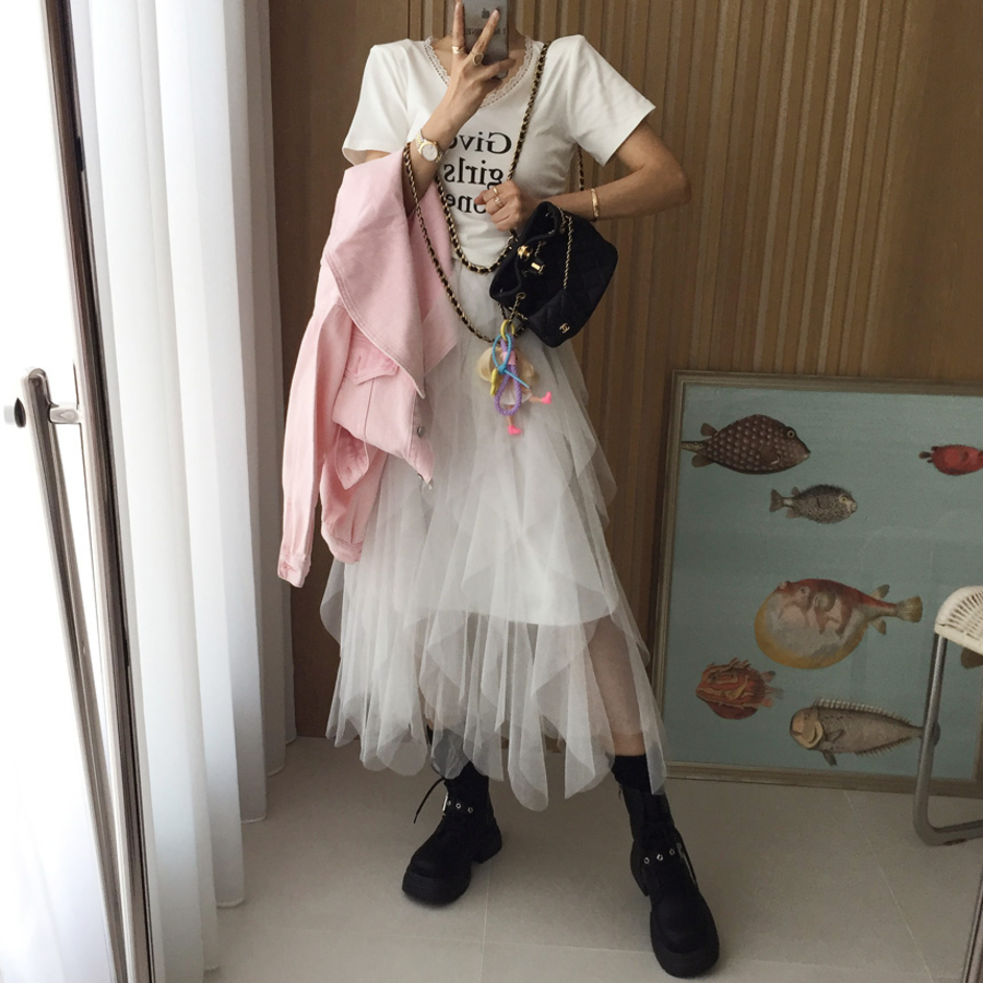 Длинная юбка с высокой талией, асимметричным кружевом и пышным силуэтом