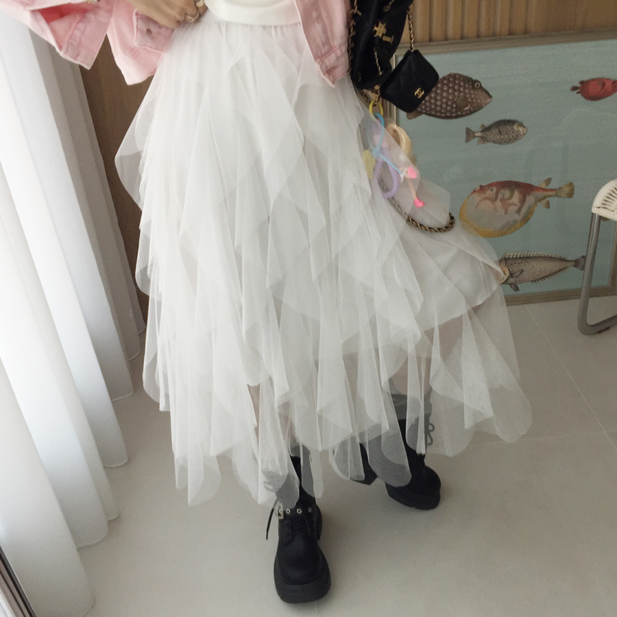 Длинная юбка с высокой талией, асимметричным кружевом и пышным силуэтом