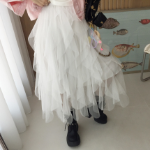 Длинная юбка с высокой талией, асимметричным кружевом и пышным силуэтом