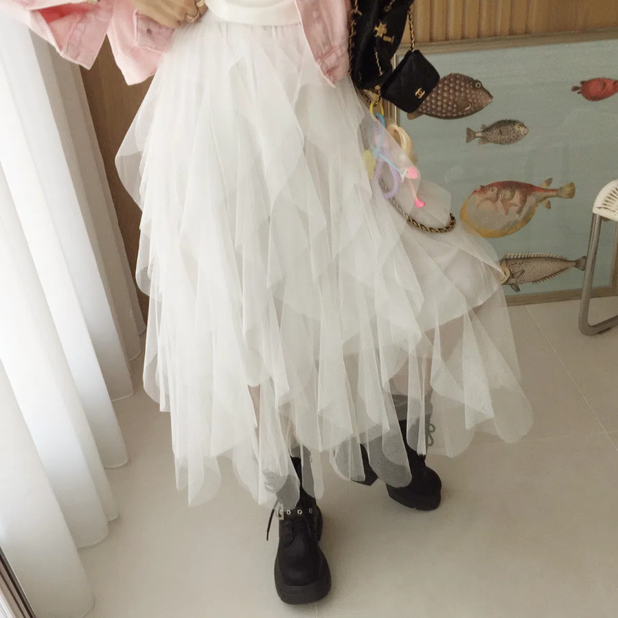 Длинная юбка с высокой талией, асимметричным кружевом и пышным силуэтом