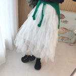 Длинная юбка с высокой талией, асимметричным кружевом и пышным силуэтом