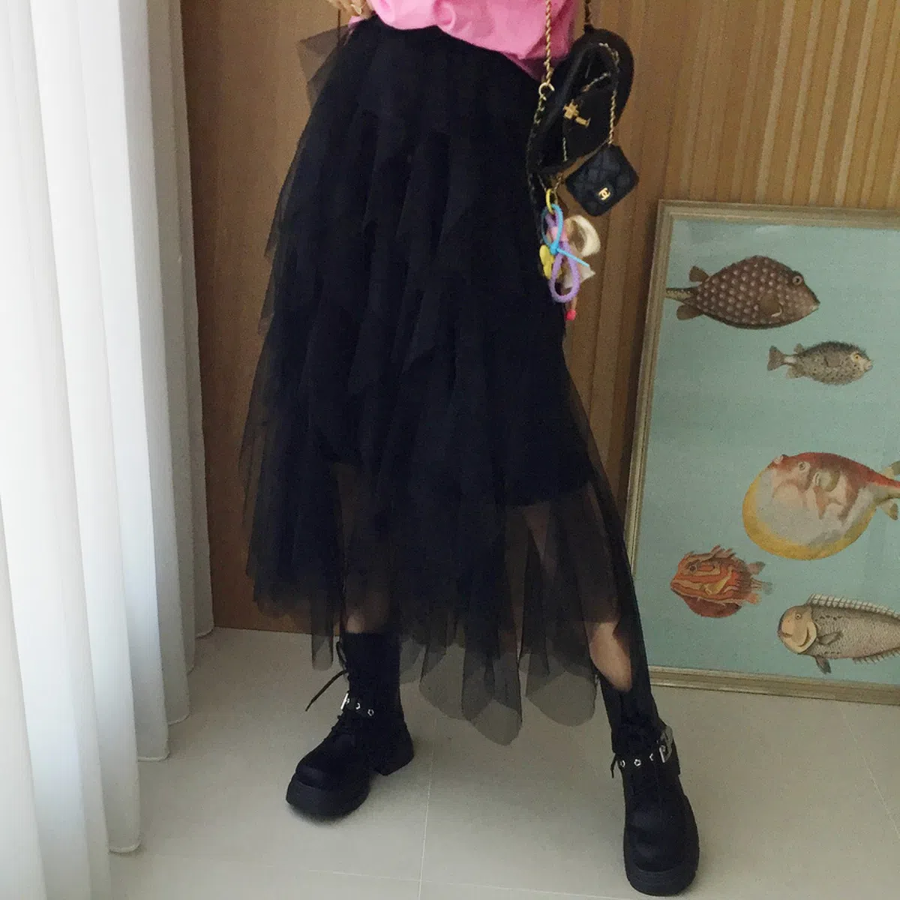 Длинная юбка с высокой талией, асимметричным кружевом и пышным силуэтом