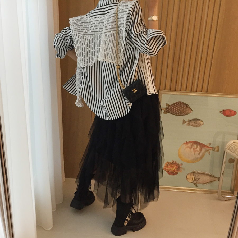 Длинная юбка с высокой талией, асимметричным кружевом и пышным силуэтом