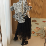 Длинная юбка с высокой талией, асимметричным кружевом и пышным силуэтом