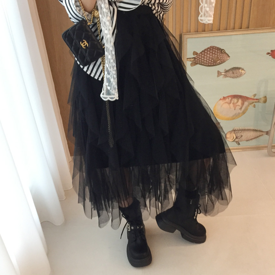 Длинная юбка с высокой талией, асимметричным кружевом и пышным силуэтом