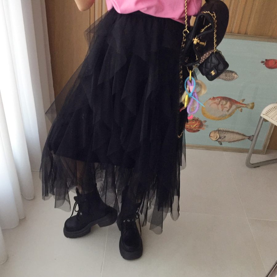 Длинная юбка с высокой талией, асимметричным кружевом и пышным силуэтом