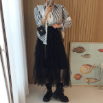 Длинная юбка с высокой талией, асимметричным кружевом и пышным силуэтом