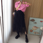 Длинная юбка с высокой талией, асимметричным кружевом и пышным силуэтом