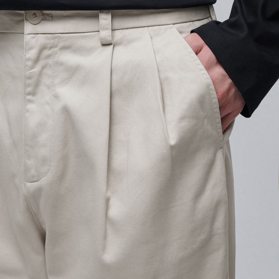 Two Tuck Wide Chino Pants [Light Beige]