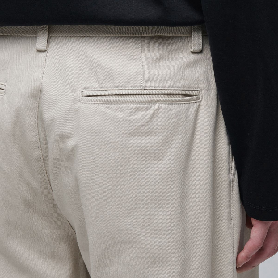 Two Tuck Wide Chino Pants [Light Beige]