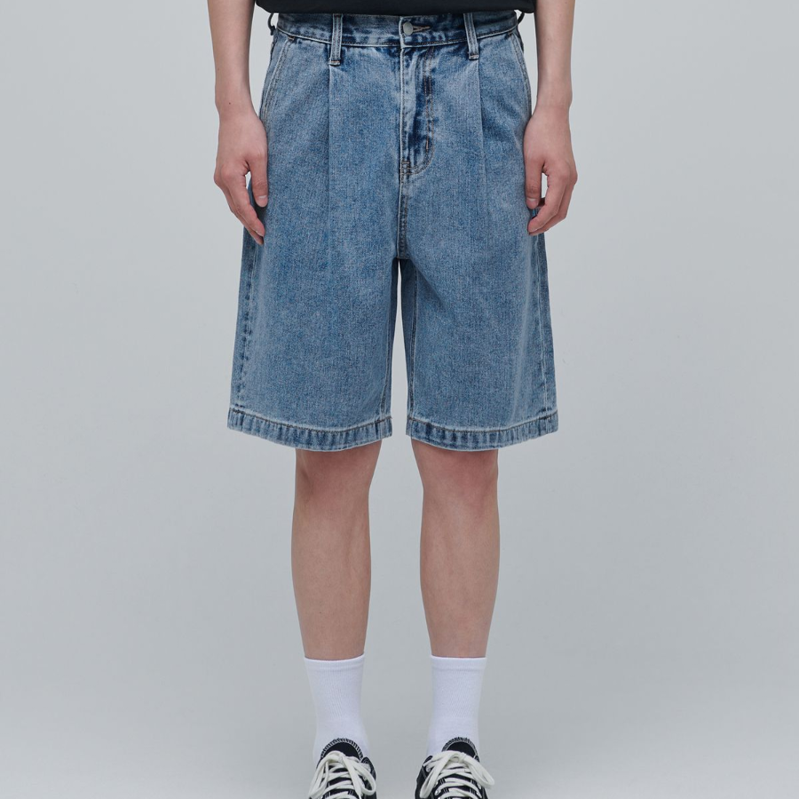 One Tuck Wide Denim Shorts [Light Indigo]