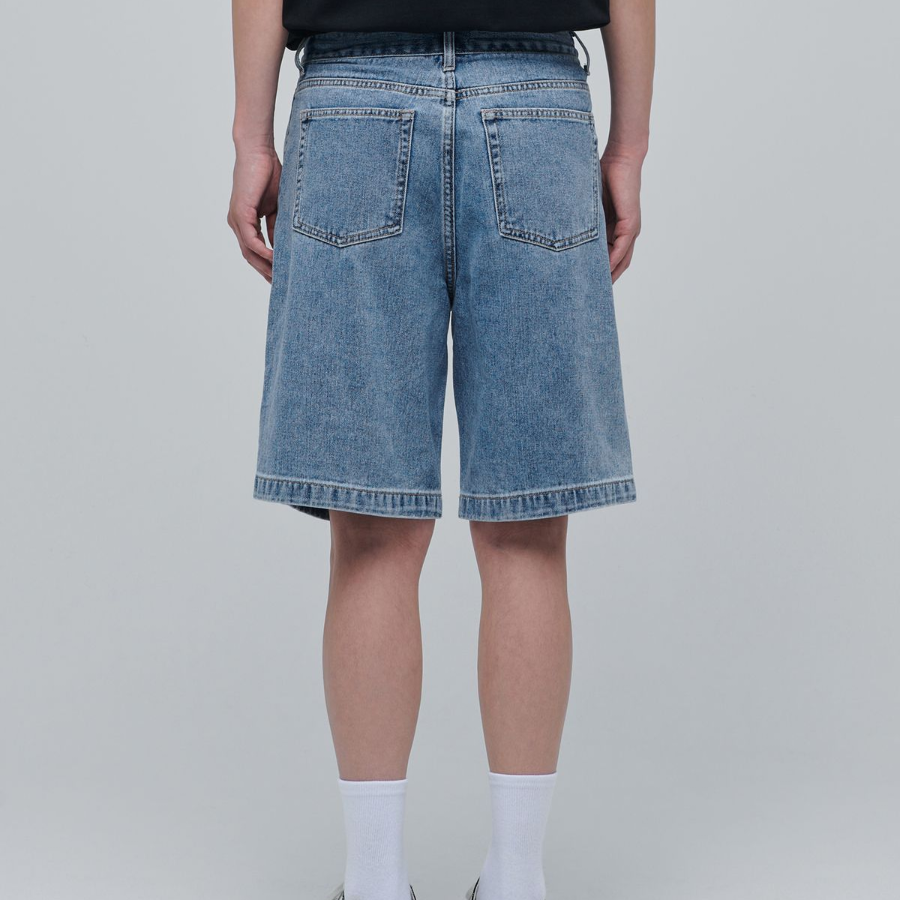 One Tuck Wide Denim Shorts [Light Indigo]