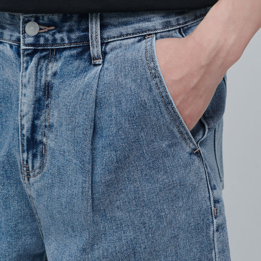 One Tuck Wide Denim Shorts [Light Indigo]