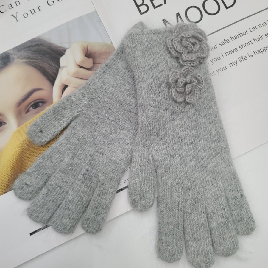 Женские Вязаные Перчатки из Ангоры с Цветочной Вышивкой и Touch-функцией — тёплый уют и нежный декор