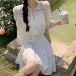 Лёгкое мини-платье с пуфф-рукавами и V-образным вырезом