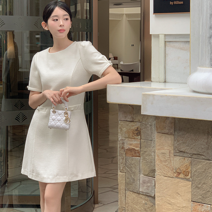 Элегантное твидовое платье с жемчужными пуговицами и короткими рукавами