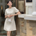 Элегантное твидовое платье с жемчужными пуговицами и короткими рукавами