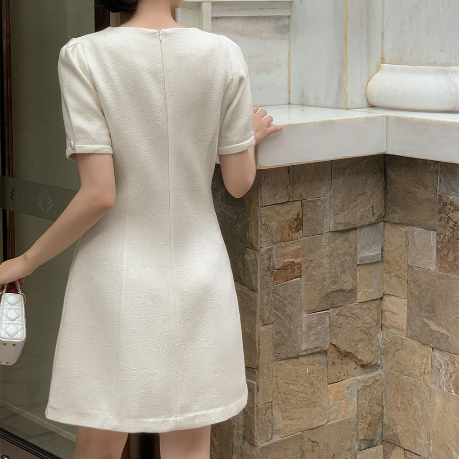 Элегантное твидовое платье с жемчужными пуговицами и короткими рукавами