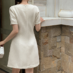 Элегантное твидовое платье с жемчужными пуговицами и короткими рукавами