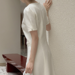 Элегантное твидовое платье с жемчужными пуговицами и короткими рукавами