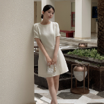 Элегантное твидовое платье с жемчужными пуговицами и короткими рукавами