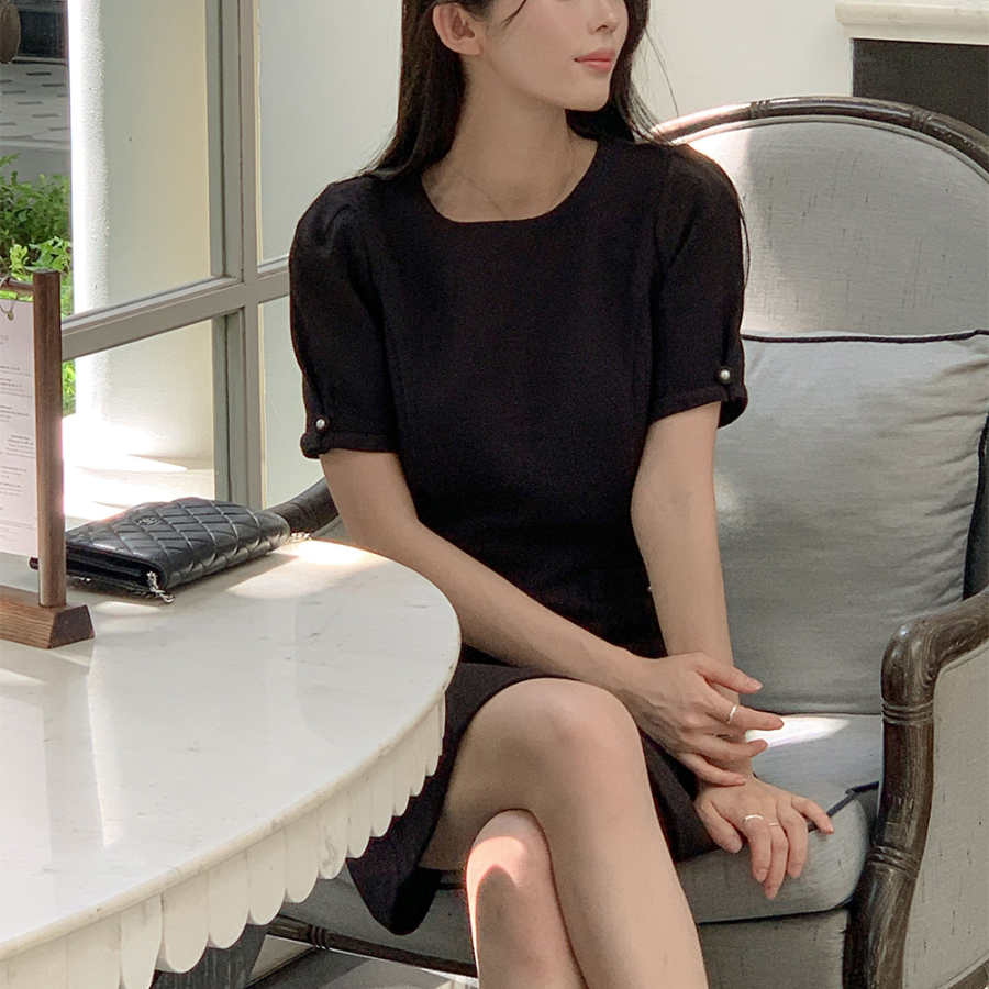 Элегантное твидовое платье с жемчужными пуговицами и короткими рукавами