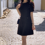 Элегантное твидовое платье с жемчужными пуговицами и короткими рукавами