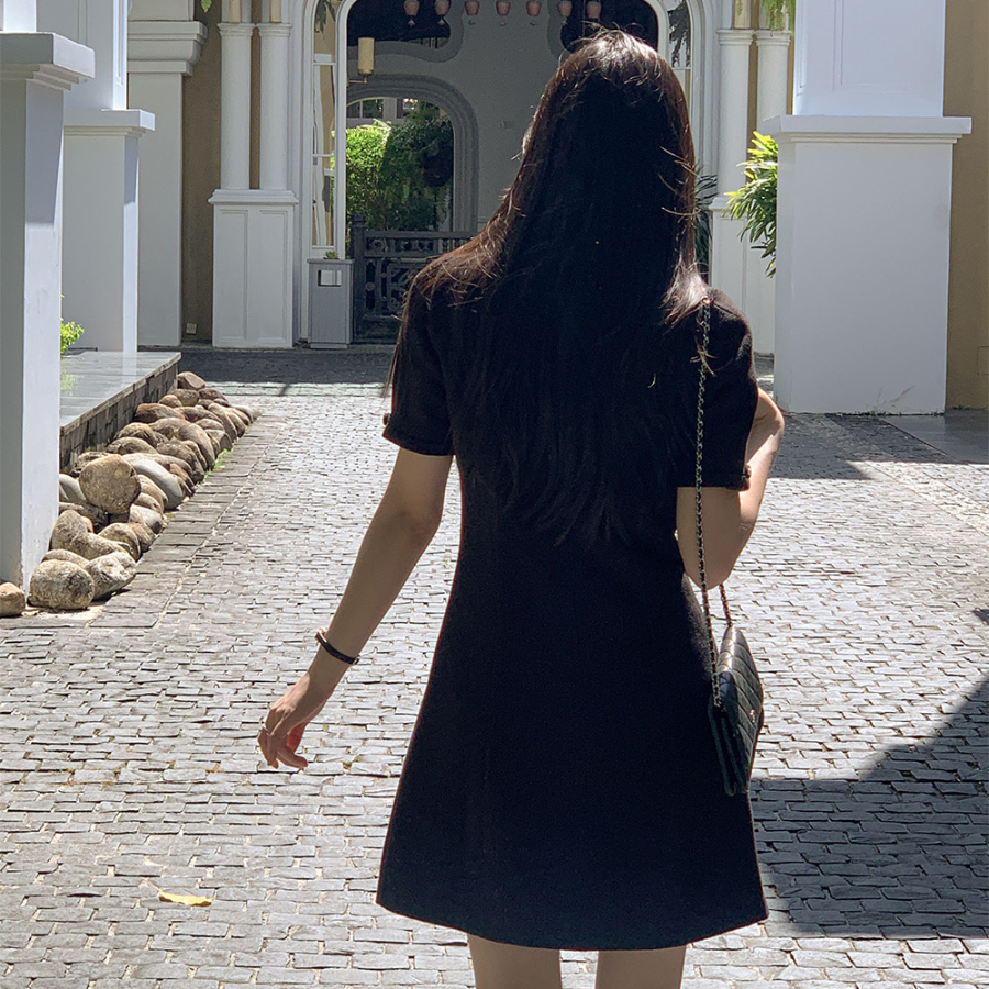 Элегантное твидовое платье с жемчужными пуговицами и короткими рукавами