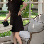 Элегантное твидовое платье с жемчужными пуговицами и короткими рукавами