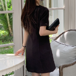 Элегантное твидовое платье с жемчужными пуговицами и короткими рукавами