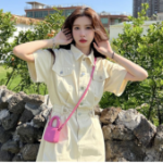 Джинсовое платье с прямым кроем и накладными карманами