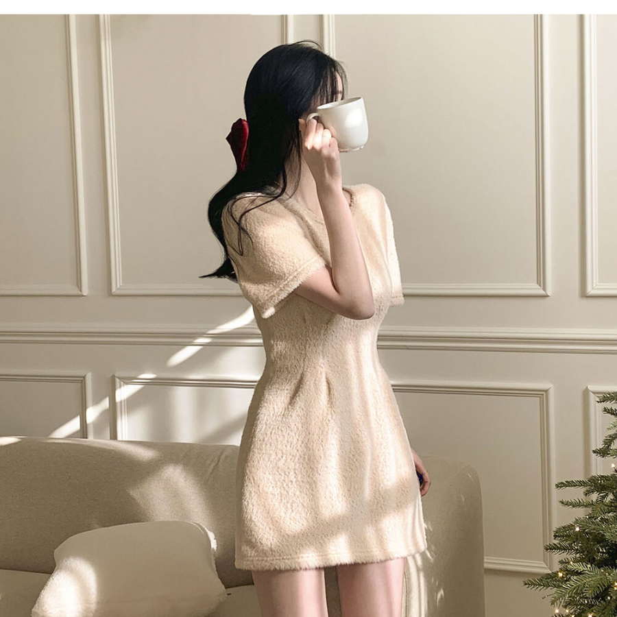 Мини-платье с пышными рукавами и пинтактами