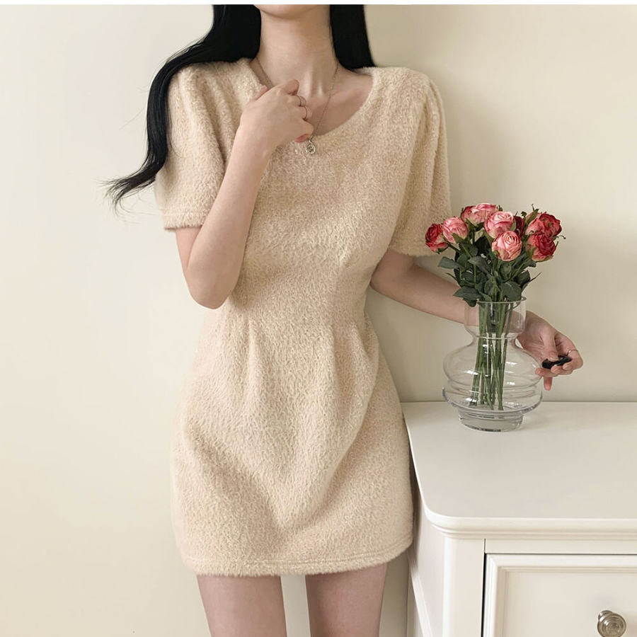 Мини-платье с пышными рукавами и пинтактами