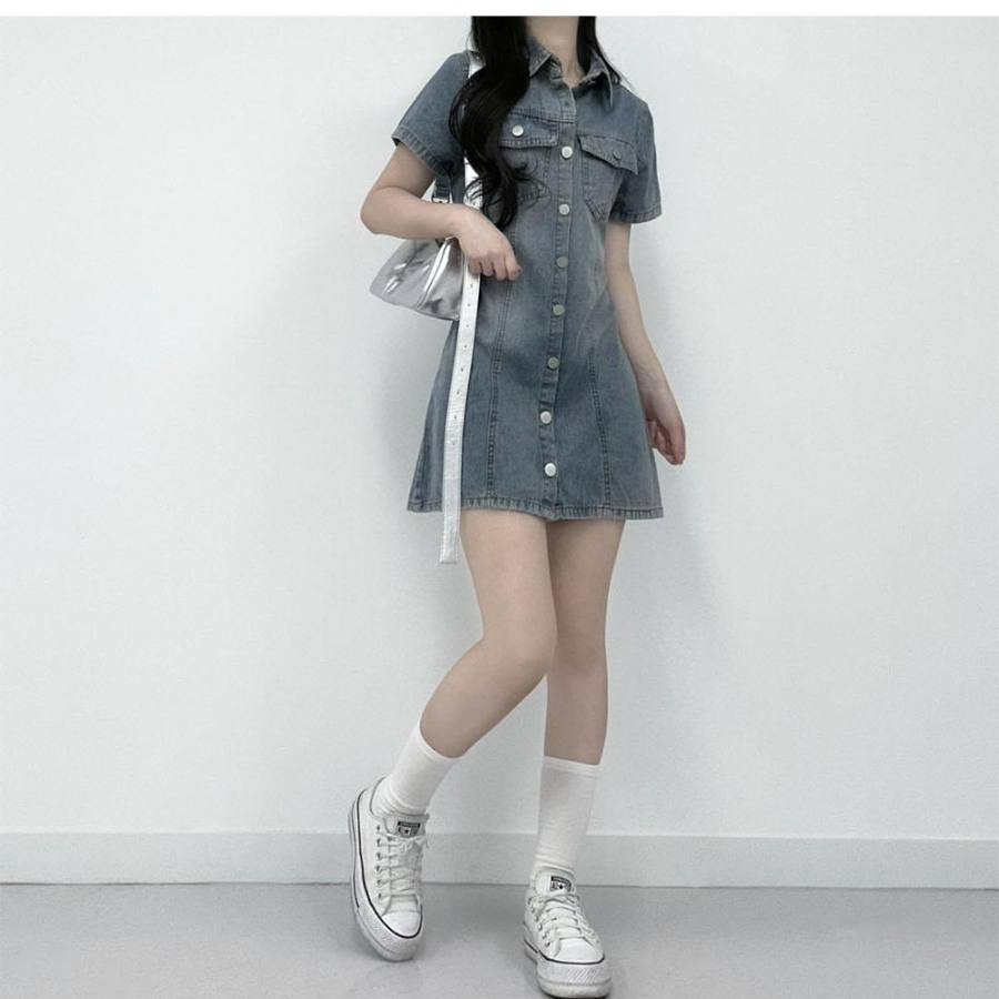Мини-платье-рубашка из светлого денима с короткими рукавами и бантом на талии