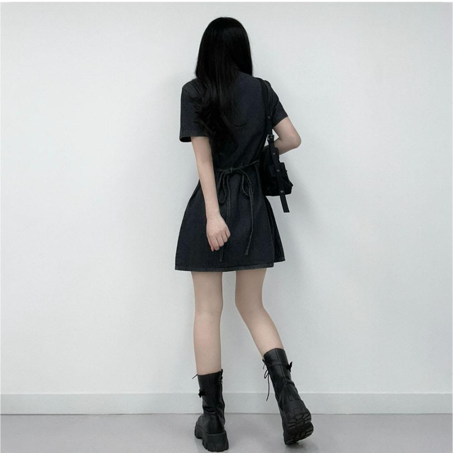 Мини-платье-рубашка из светлого денима с короткими рукавами и бантом на талии