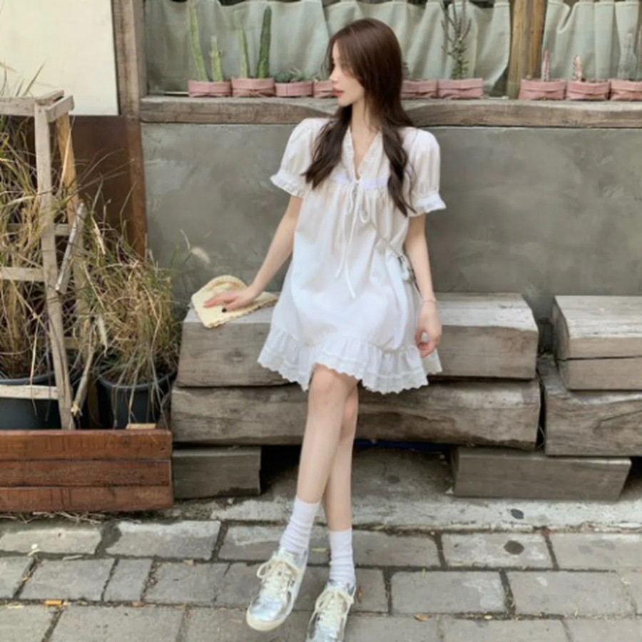 Мини-платье с V-образным вырезом и романтичными оборками