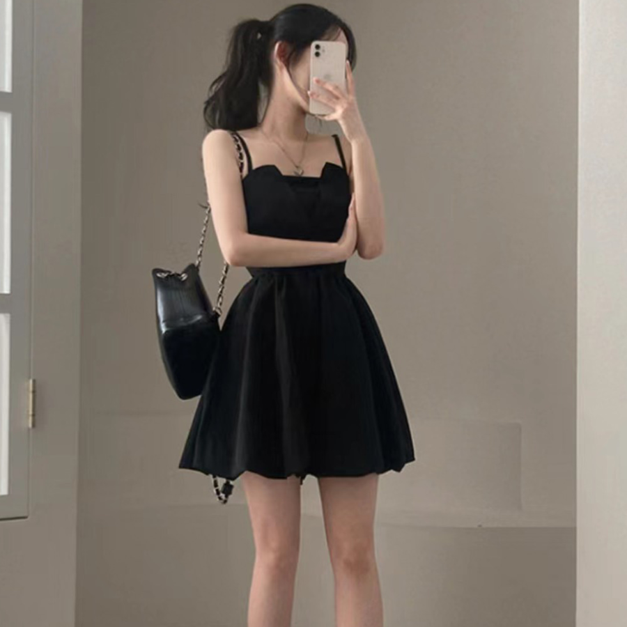 Летнее мини-платье с открытой спиной и бретелями на завязках